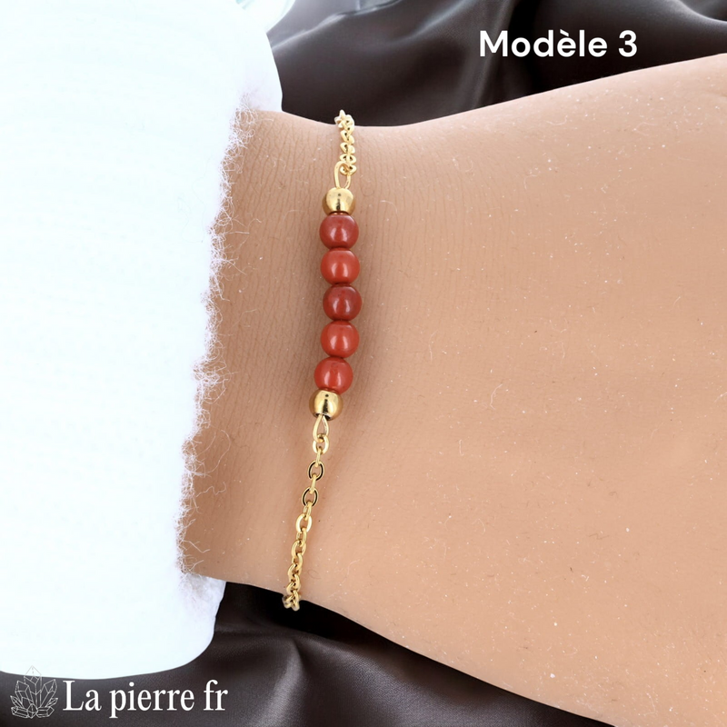Bracelet jaspe rouge modèle cinq perles de 4 mm sur chaîne fine dorée
