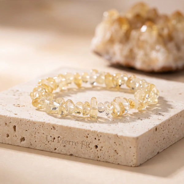 Bracelet pépites de citrine jaune posé sur travertin, idée cadeau en pierre naturelle
