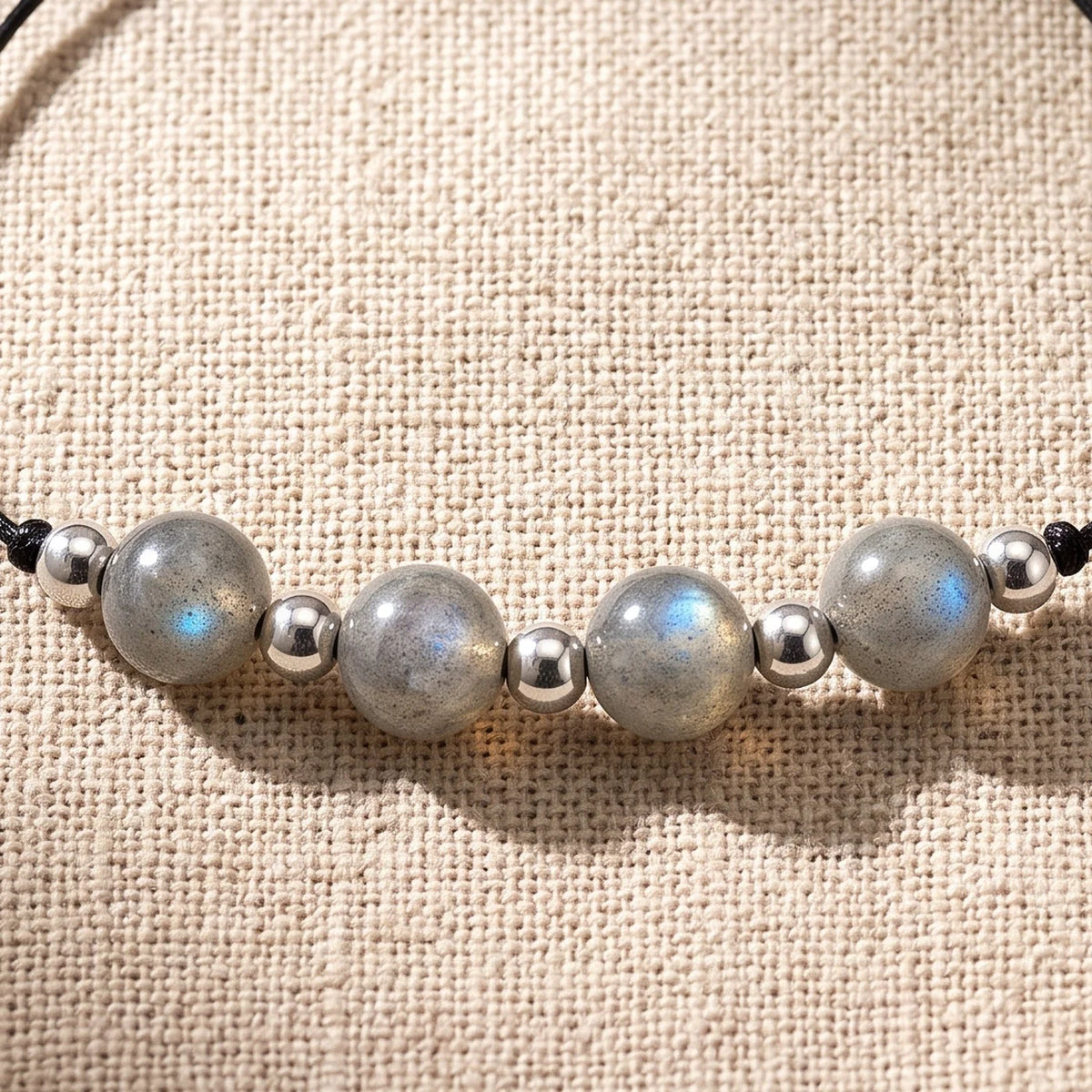 Gros plan sur les perles du bracelet labradorite argenté ALTÉA®
