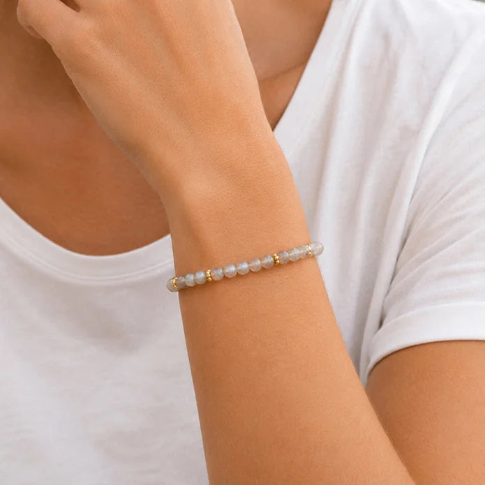 Bracelet labradorite femme ORÉLIA® porté au poignet
