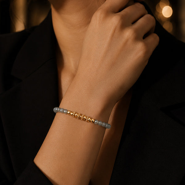 Bracelet pierre labradorite FINA® porté au poignet d'une femme, perles facettées et perles dorées