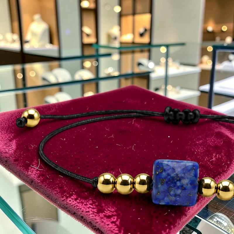 Gros plan de la pierre cube 8 mm en lapis-lazuli du bracelet cordon doré CUBE®, bleu profond