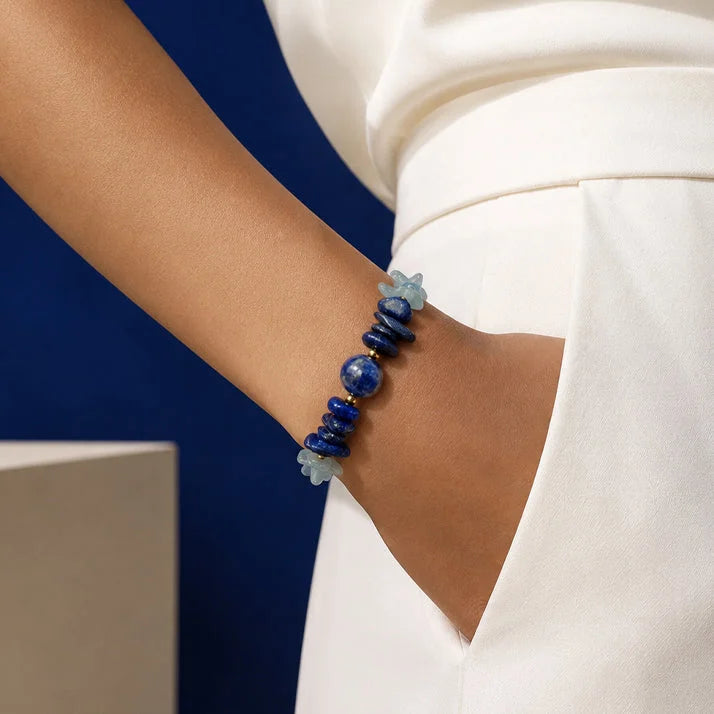 Bracelet pierre bleue CÉLIA® porté au poignet d'une femme