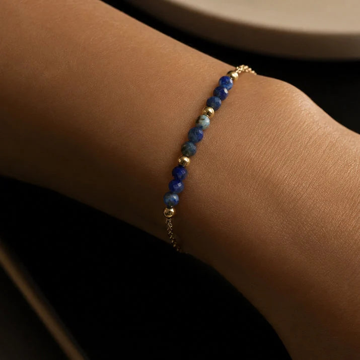 Bracelet lapis lazuli FILÉA® porté au poignet d'une femme