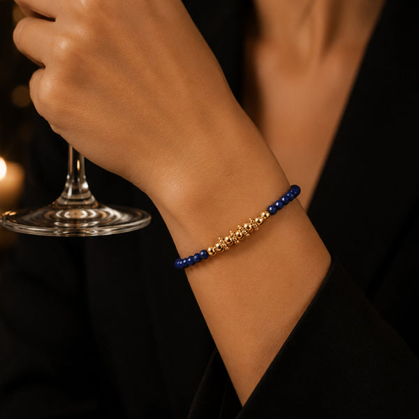 Bracelet pierre lapis-lazuli FINA® porté au poignet d'une femme, perles facettées et perles dorées