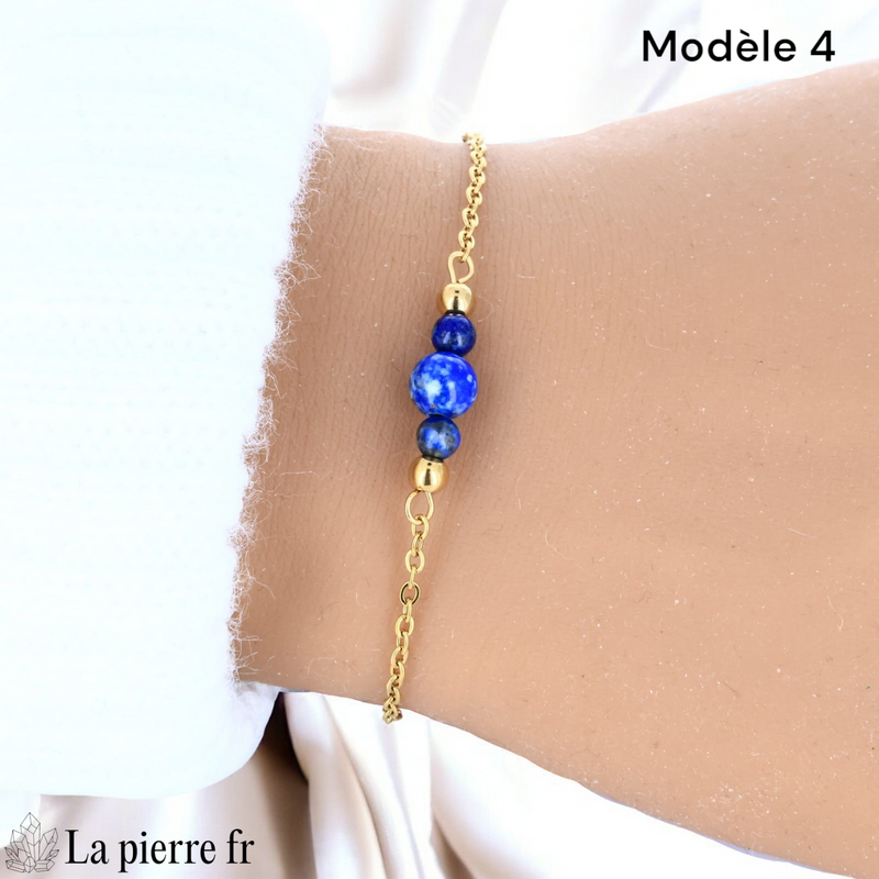 Bracelet lapis-lazuli perle centrale 6 mm encadrée de deux perles 4 mm, finition dorée