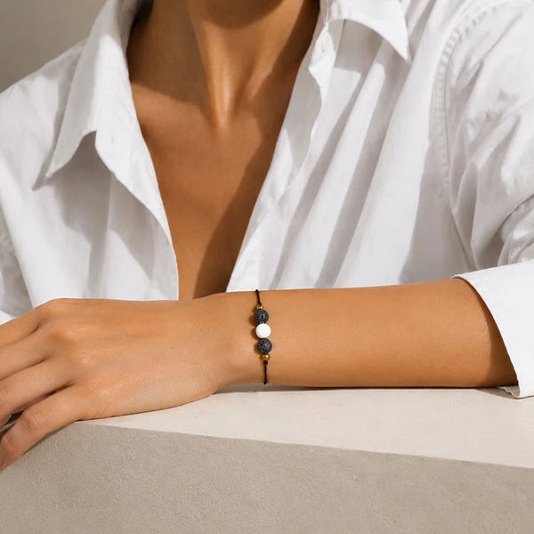 Bracelet lave et howlite LAVIA® porté au poignet d'une femme