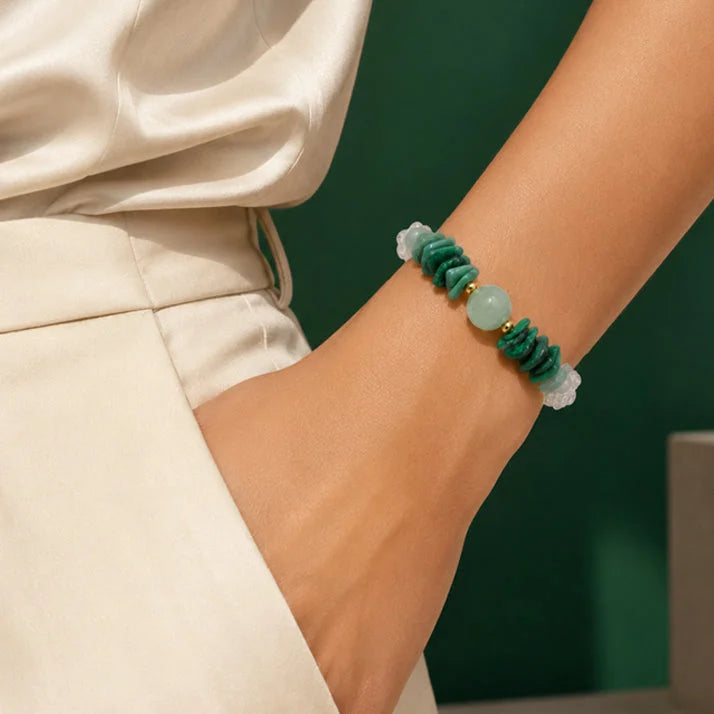 Bracelet malachite femme CÉLIA® porté au poignet