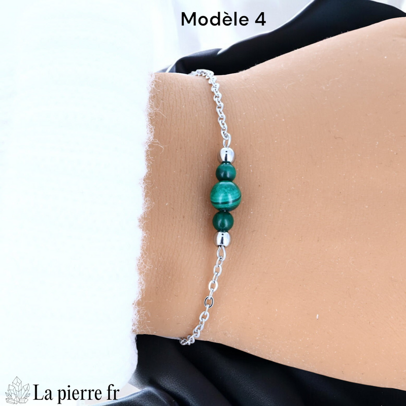 Bracelet malachite perle centrale 6 mm encadrée de deux perles 4 mm, finition argentée