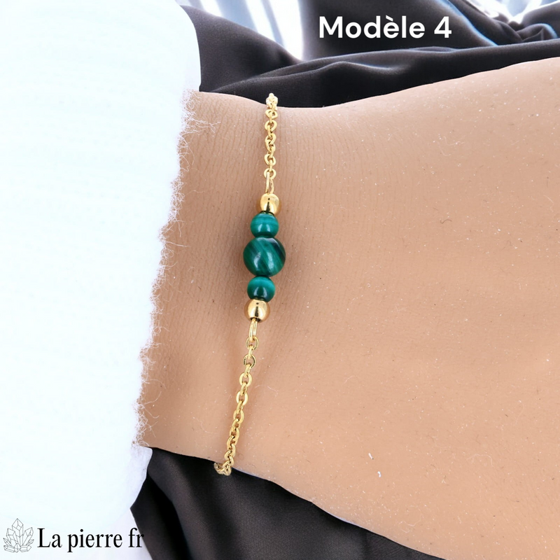 Bracelet malachite perle centrale 6 mm encadrée de deux perles 4 mm, finition dorée