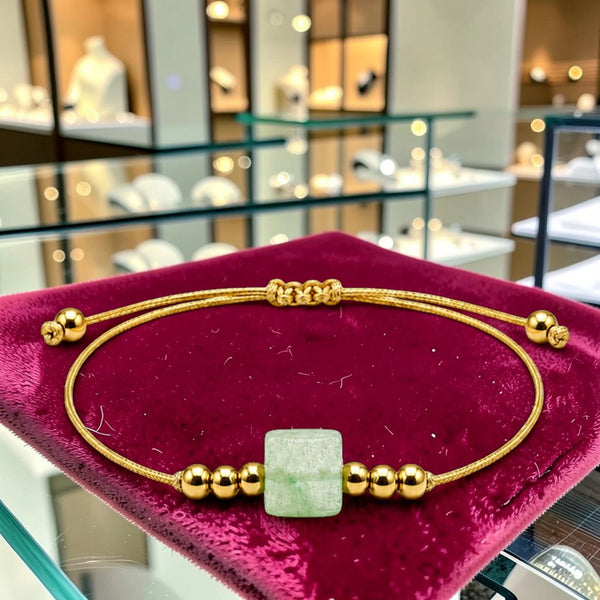 Bracelet pierre naturelle aventurine verte CUBE®, pierre cube 8 mm entre perles acier doré sur cordon couleur or