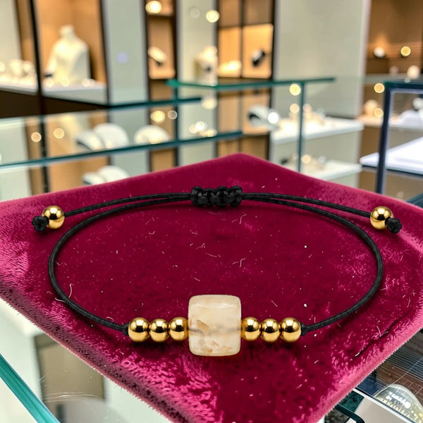 Bracelet pierre naturelle cornaline CUBE®, pierre cube 8 mm entre perles acier doré sur cordon couleur or