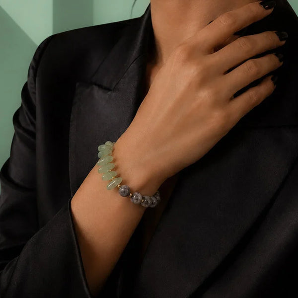 Bracelet aventurine verte DUALIA® porté au poignet d'une femme