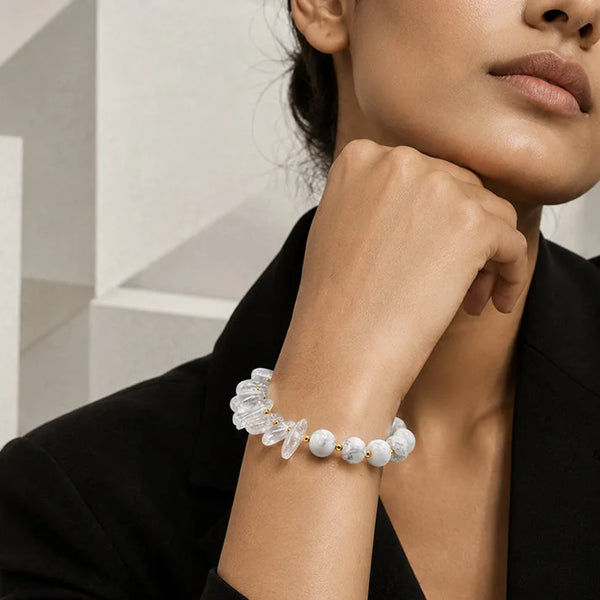 Bracelet pierre blanche DUALIA® porté au poignet d'une femme