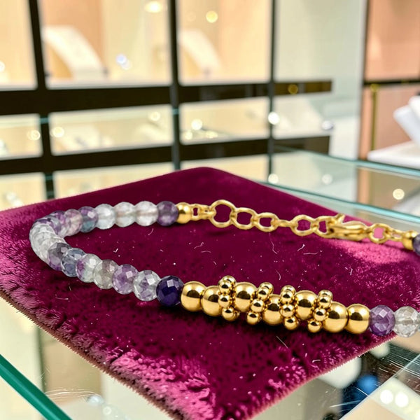 Détail des perles facettées en fluorite (fluorine) multicolore et du motif de perles en acier doré, bracelet FINA®