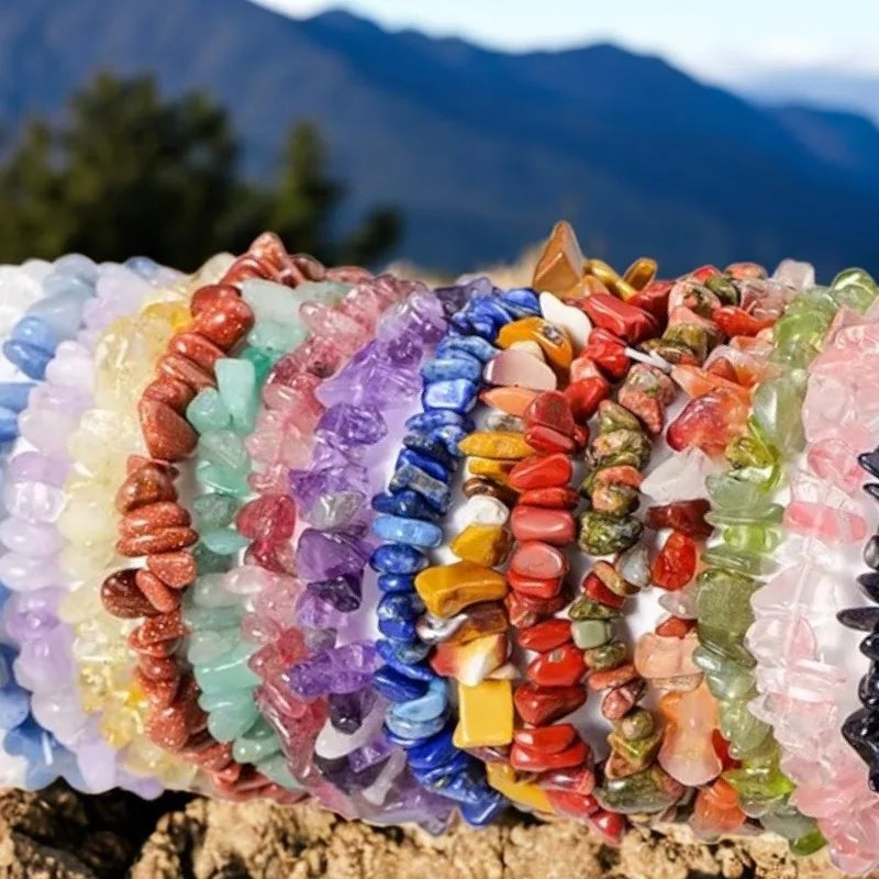 Bracelet en pépites de pierres naturelles authentiques, dégageant une énergie brute.
