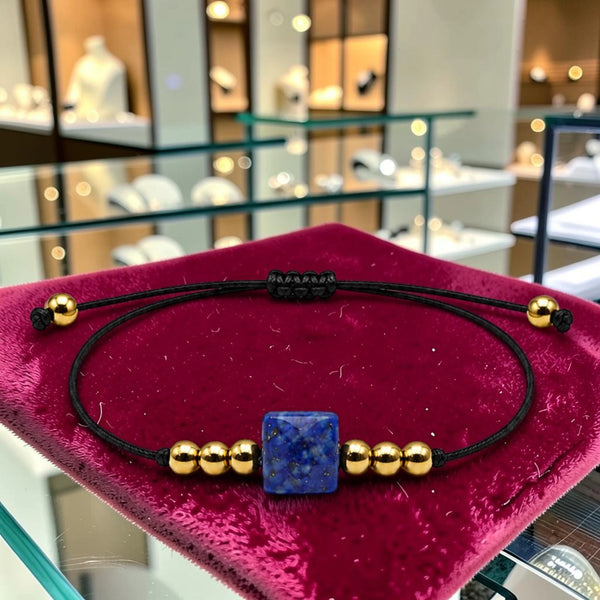 Bracelet pierre naturelle lapis-lazuli CUBE®, pierre cube 8 mm entre perles acier doré sur cordon couleur or