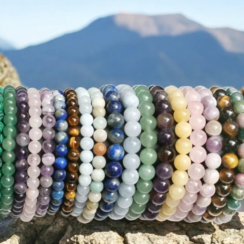Assortiment de bracelets colorés en pierres naturelles pour la lithothérapie.