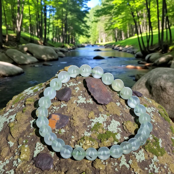 Bracelet en pierre naturelle Préhnite avec perles rondes vert tendre en lithothérapie