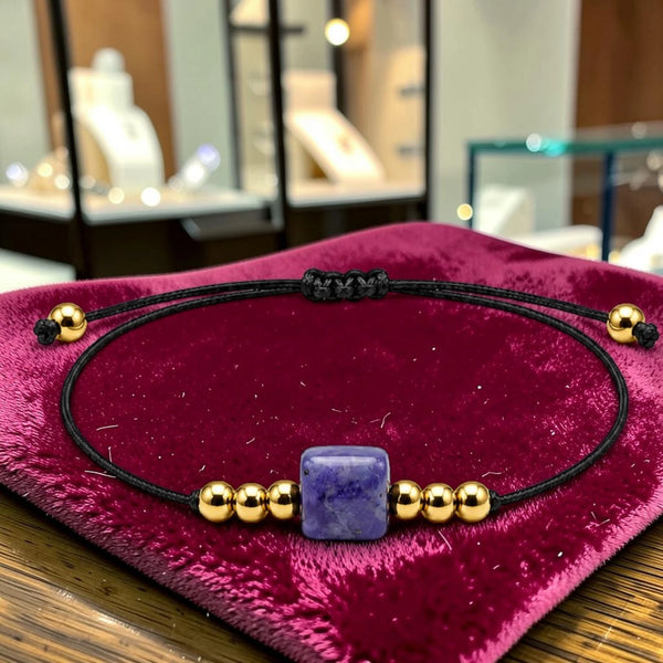 Bracelet pierre naturelle sodalite CUBE®, pierre cube 8 mm entre perles acier doré sur cordon couleur or