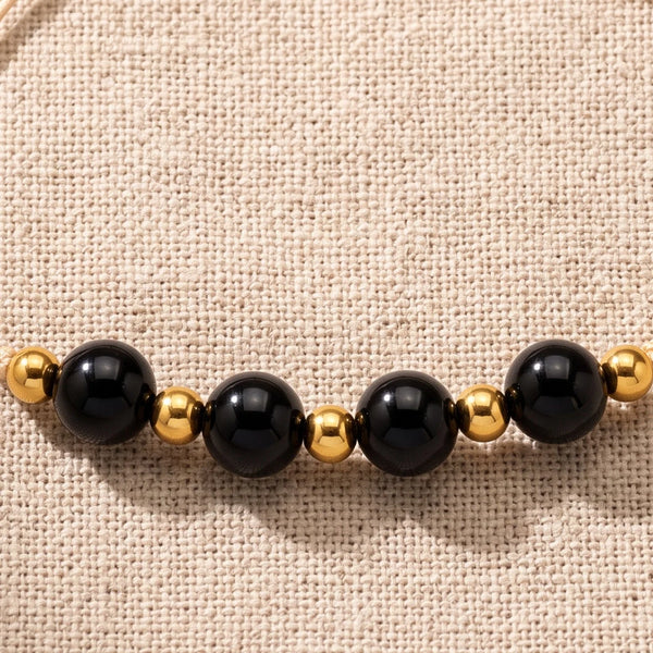 Gros plan sur les perles du bracelet pierre noire coulissant ALTÉA®