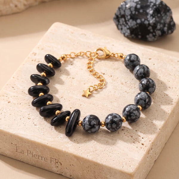 Bracelet onyx noir et obsidienne flocon de neige sur chaîne dorée, bijou en pierre noire