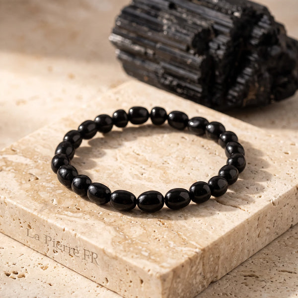 Bracelet pierre noire en tourmaline roulée sur un bloc de travertin, bijou de protection