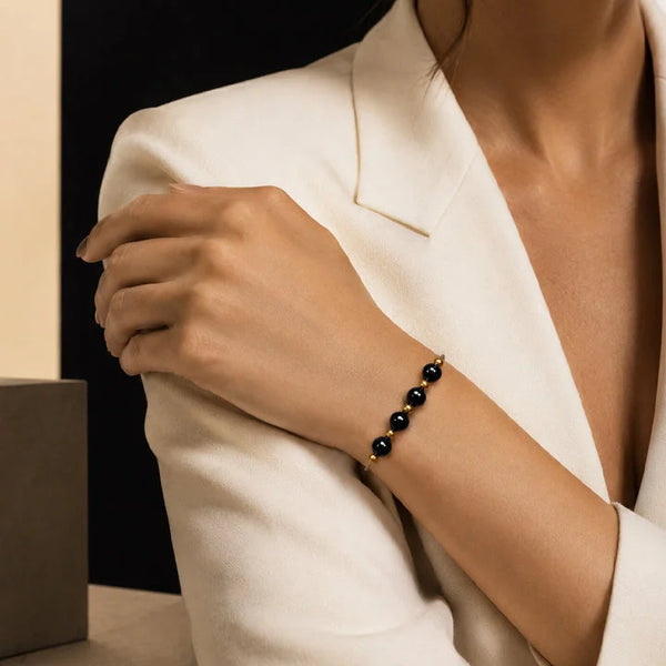 Bracelet obsidienne ALTÉA® porté au poignet d'une femme