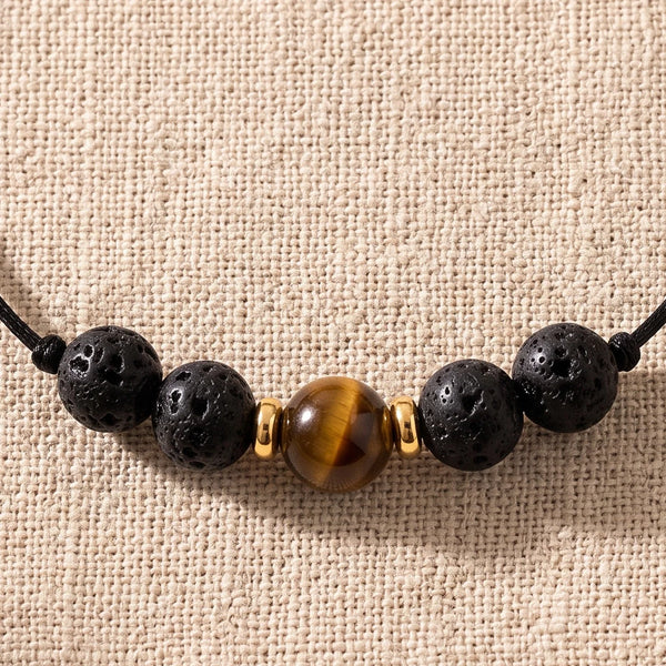 Gros plan sur les perles du bracelet œil de tigre et lave VOLCANA®