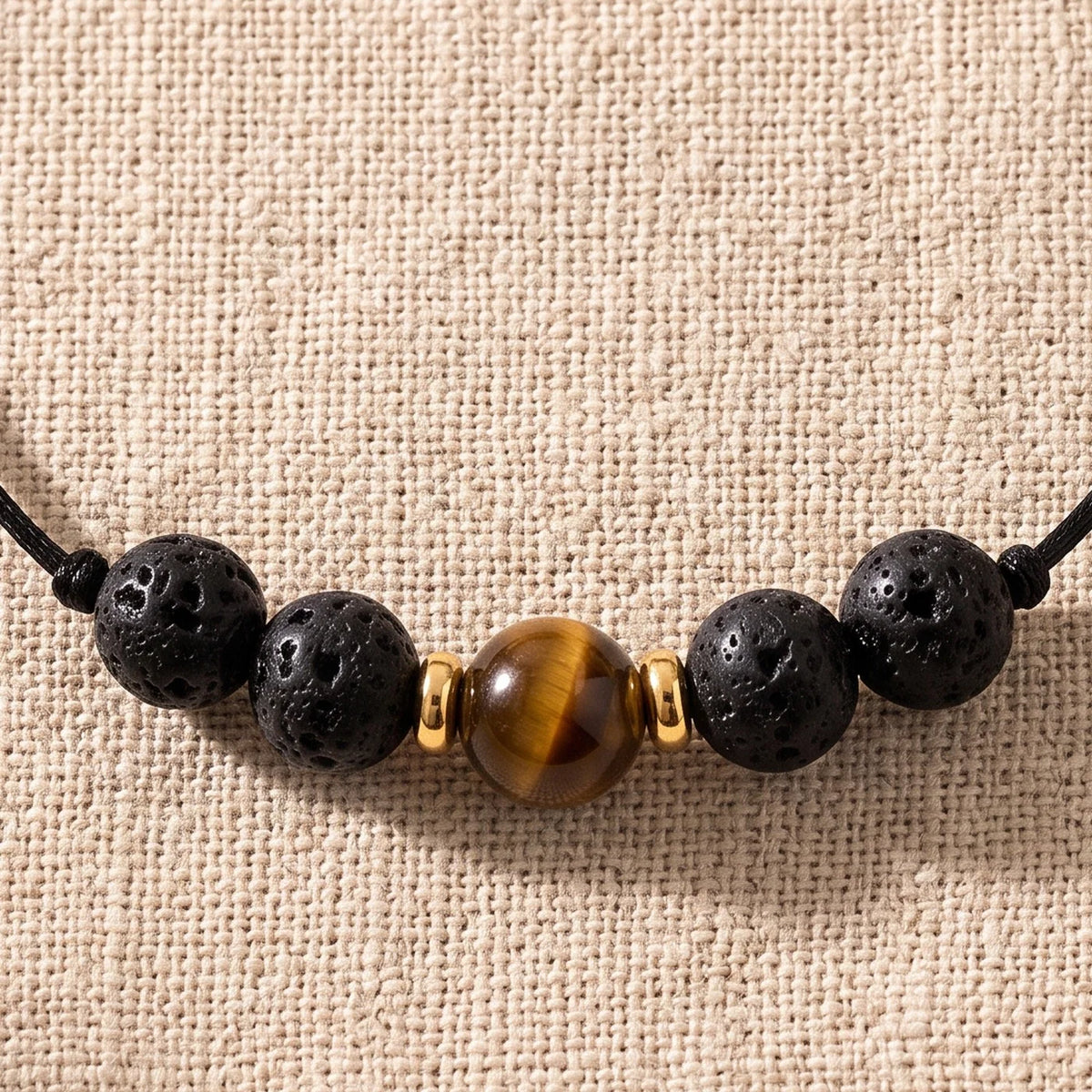 Gros plan sur les perles du bracelet œil de tigre et lave VOLCANA®