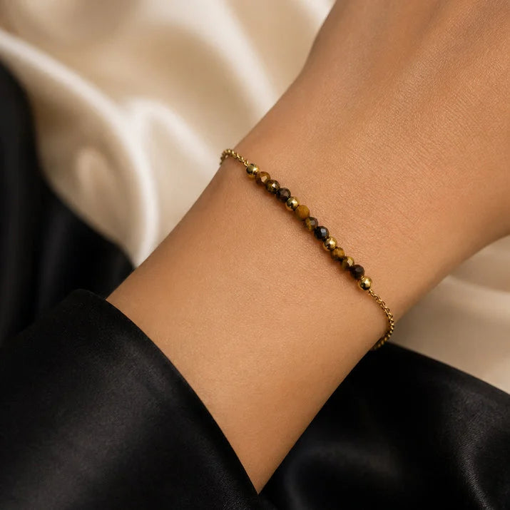 Bracelet œil de tigre fin FILÉA® porté au poignet d'une femme