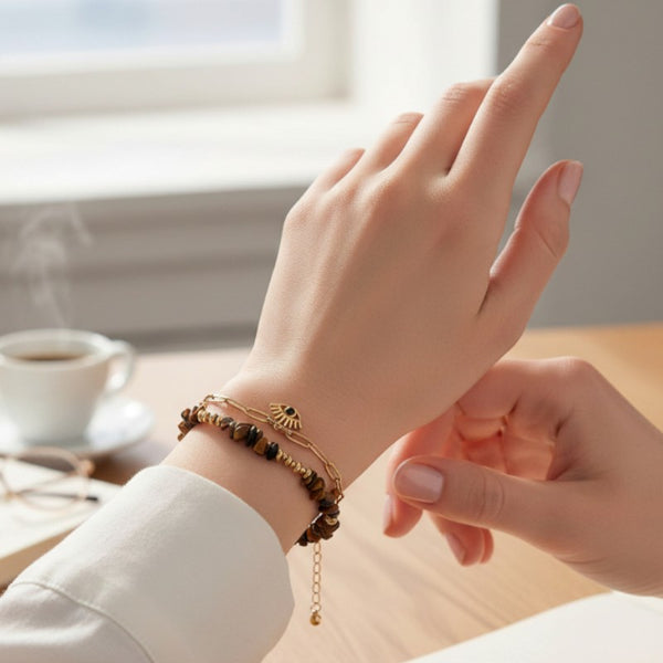 Bracelet mauvais œil en œil de tigre porté au poignet d'une femme, pierres miel et or et chaîne dorée OCULUS®
