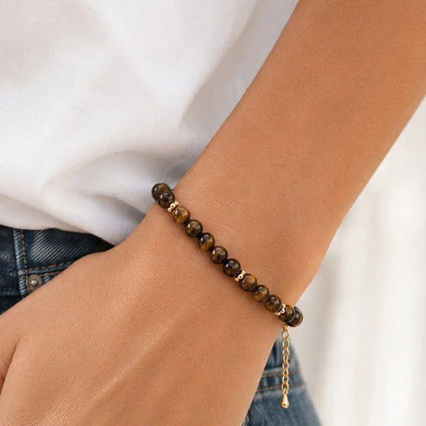 Bracelet œil de tigre ORÉLIA® porté au poignet d'une femme