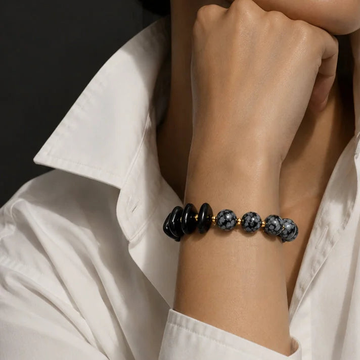 Bracelet onyx DUALIA® porté au poignet d'une femme