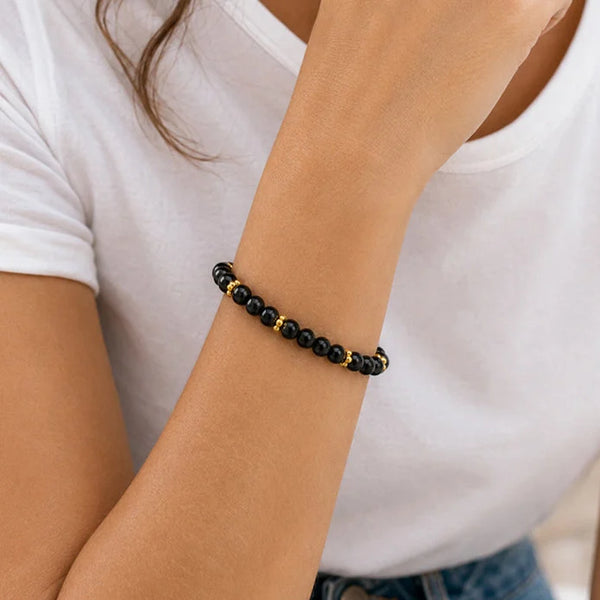 Bracelet onyx femme ORÉLIA® porté au poignet