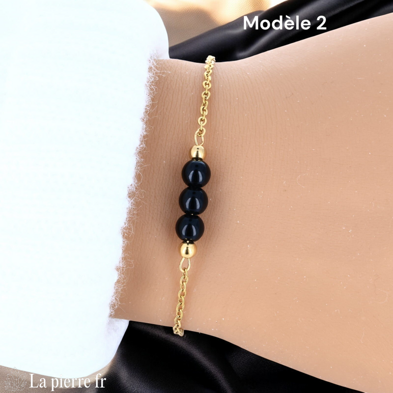 Bracelet onyx noir modèle trois perles de 6 mm, chaîne dorée