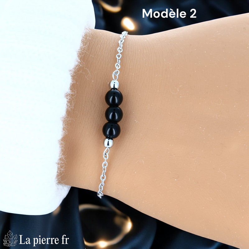 Bracelet onyx noir modèle trois perles de 6 mm, chaîne argentée