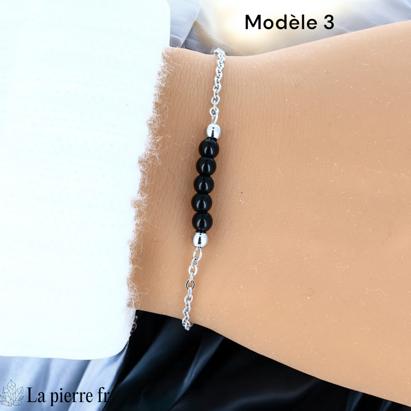 Bracelet onyx noir modèle cinq perles de 4 mm sur chaîne fine argentée