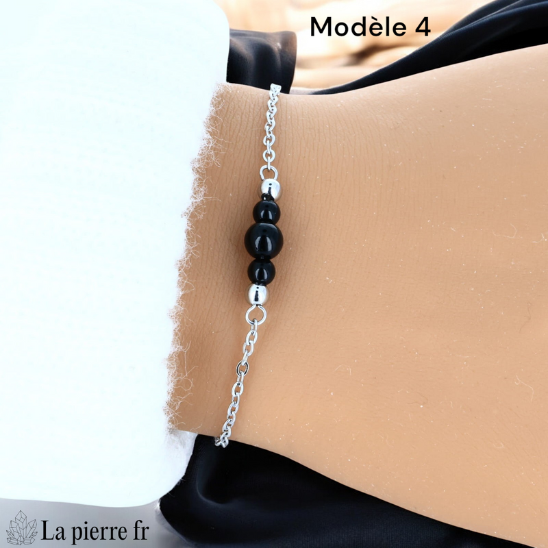 Bracelet onyx noir perle centrale 6 mm encadrée de deux perles 4 mm, finition argentée