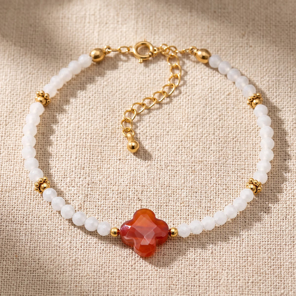 Bracelet pierre naturelle orange TRÉFLIA®, un trèfle de cornaline et des perles de péristérite blanche, chaîne dorée