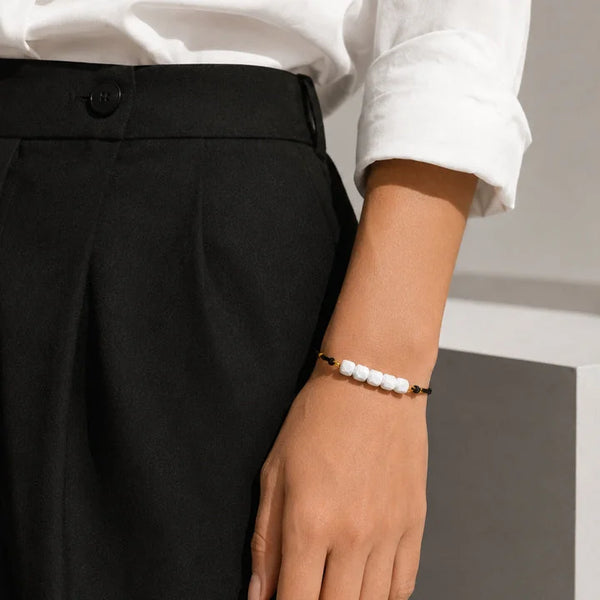 Bracelet perle cube KUBIK® porté au poignet d'une femme