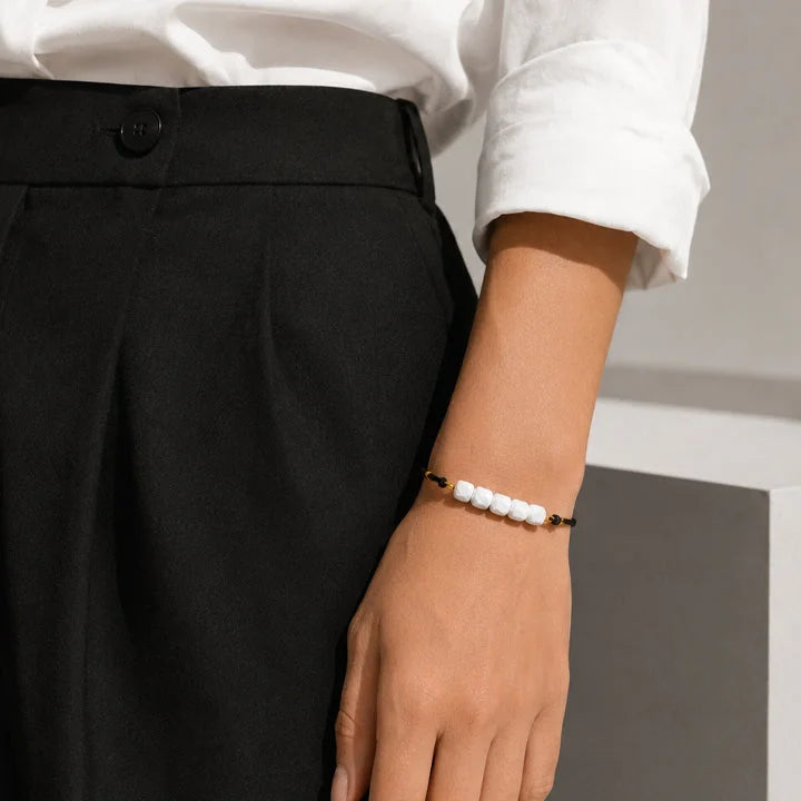 Bracelet perle cube KUBIK® porté au poignet d'une femme