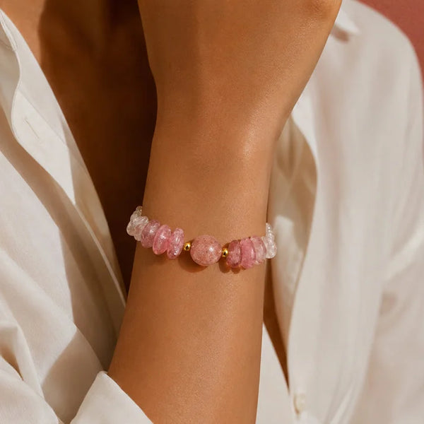Bracelet pierre rose CÉLIA® porté au poignet d'une femme