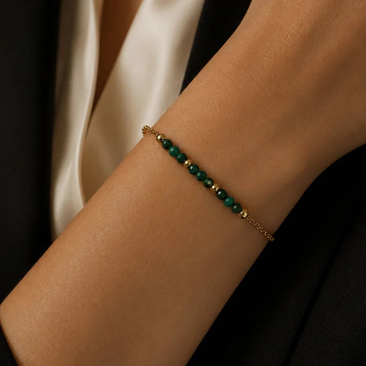 Bracelet quartz fuchsite FILÉA® porté au poignet d'une femme