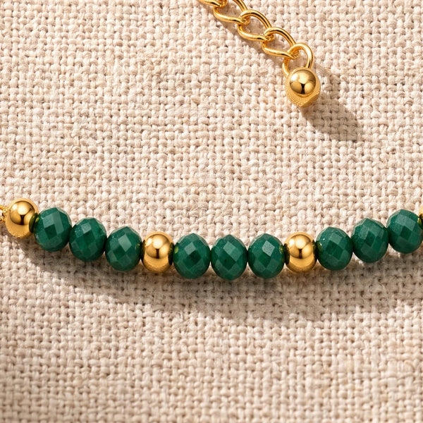 Gros plan sur les perles facettées de quartz fuchsite de 3 mm du bracelet FILÉA®