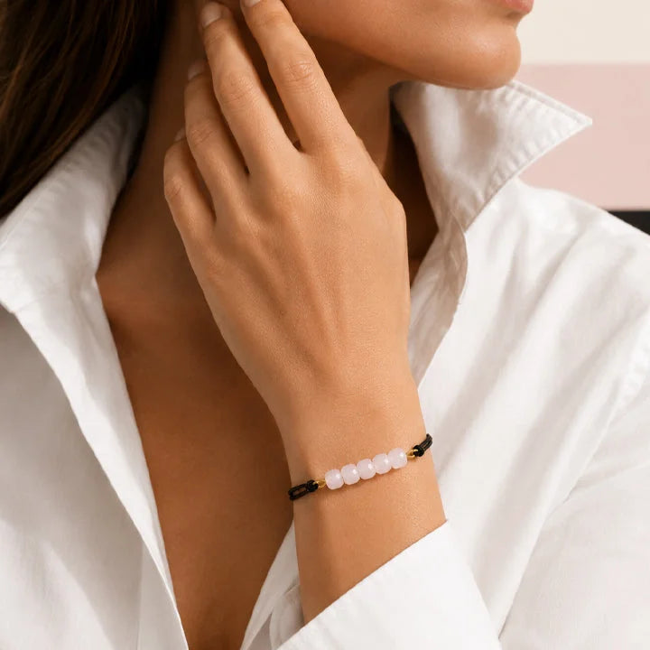 Bracelet quartz rose KUBIK® porté au poignet d'une femme