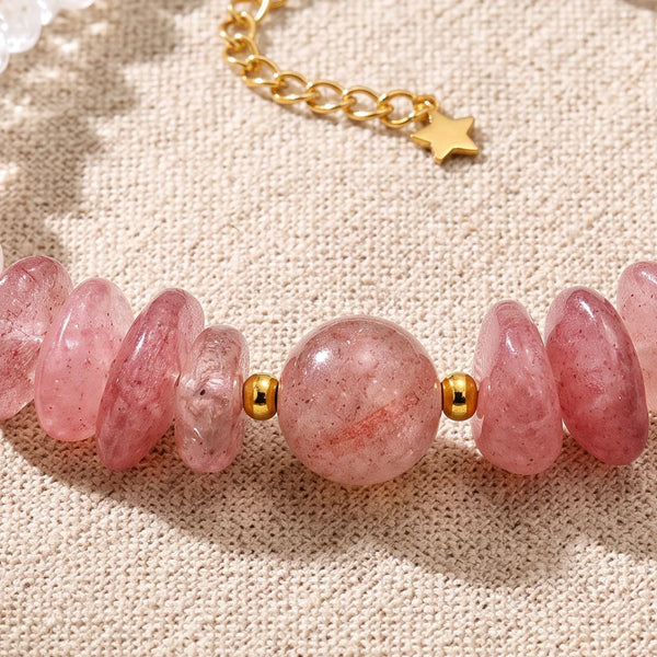 Gros plan sur les pierres du bracelet en quartz fraise CÉLIA®, perles dorées et breloque étoile