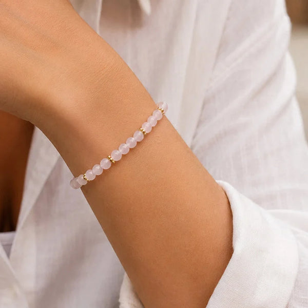 Bracelet quartz rose ORÉLIA® porté au poignet d'une femme