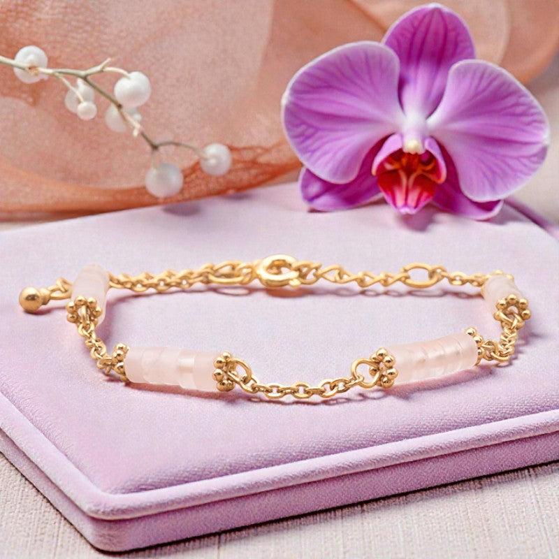 Gros plan des perles heishi 4 mm en quartz rose du bracelet QUATUOR®, d'un rose tendre et laiteux
