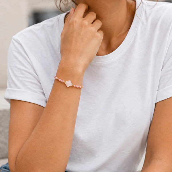 Bracelet rhodonite TRÉFLIA® porté au poignet d'une femme